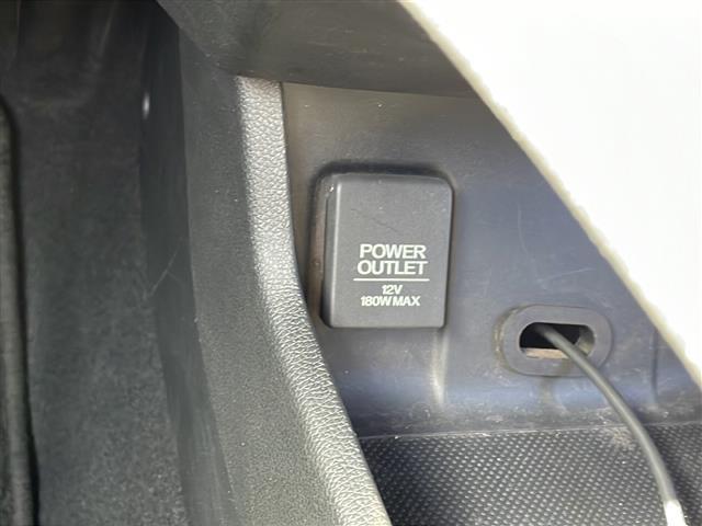 シャトル ハイブリッド　ホンダセンシング　禁煙車／純正ナビ／Ｂｌｕｅｔｏｏｔｈ／ＣＤ／ＳＤ／ＨＩＤヘッドライト／オートエアコン／社外フロアマット／ＥＴＣ／純正ホイールキャップ／パワステ／パワーウィンドウ／Ｗエアバッグ／横滑り防止／盗難防止（6枚目）