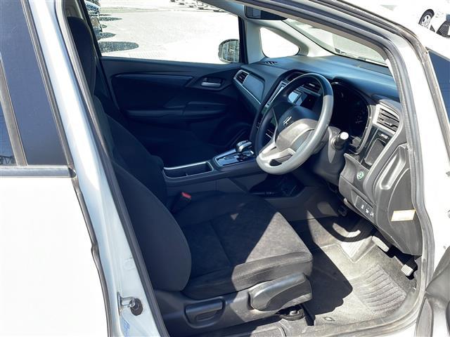 シャトル ハイブリッド　ホンダセンシング　禁煙車／純正ナビ／Ｂｌｕｅｔｏｏｔｈ／ＣＤ／ＳＤ／ＨＩＤヘッドライト／オートエアコン／社外フロアマット／ＥＴＣ／純正ホイールキャップ／パワステ／パワーウィンドウ／Ｗエアバッグ／横滑り防止／盗難防止（11枚目）