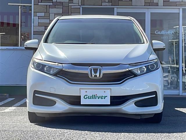 シャトル ハイブリッド　ホンダセンシング　禁煙車／純正ナビ／Ｂｌｕｅｔｏｏｔｈ／ＣＤ／ＳＤ／ＨＩＤヘッドライト／オートエアコン／社外フロアマット／ＥＴＣ／純正ホイールキャップ／パワステ／パワーウィンドウ／Ｗエアバッグ／横滑り防止／盗難防止（17枚目）