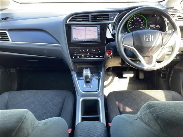 シャトル ハイブリッド　ホンダセンシング　禁煙車／純正ナビ／Ｂｌｕｅｔｏｏｔｈ／ＣＤ／ＳＤ／ＨＩＤヘッドライト／オートエアコン／社外フロアマット／ＥＴＣ／純正ホイールキャップ／パワステ／パワーウィンドウ／Ｗエアバッグ／横滑り防止／盗難防止（42枚目）