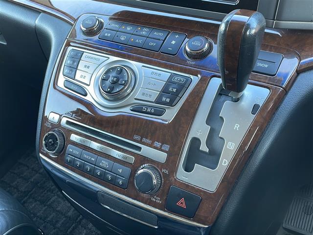 エルグランド 250ハイウェイスターブラックレザーナビED 純正ナビ/バックカメラ/フリップダウンモニター/オットマン/フォグライト/キセノンヘッドライト/D・N席シートヒーター/純正フロアマット/純正17インチアルミホイール/両側電動スライドドア(6枚目)