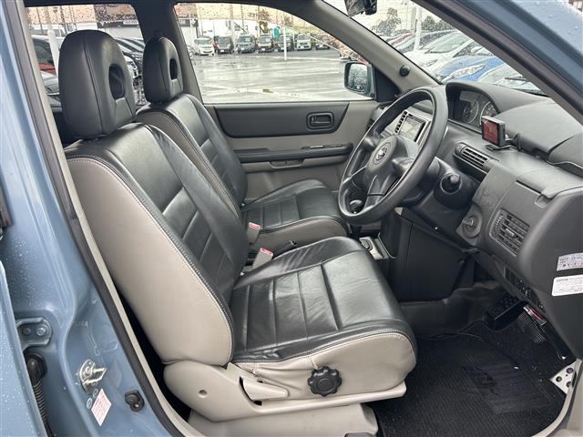 エクストレイル Ｓｔｔ　ホワイトレタータイヤ　純正ナビ　バックカメラ　ルーフキャリア　デジタルインナーミラー　ＥＴＣ２．０　純正フロアマット　社外ドラレコ　フェンダーミラー　ドアバイザー　電動格納ミラー　ハーフレザーシート（6枚目）