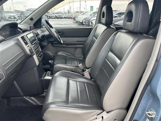 エクストレイル Ｓｔｔ　ホワイトレタータイヤ　純正ナビ　バックカメラ　ルーフキャリア　デジタルインナーミラー　ＥＴＣ２．０　純正フロアマット　社外ドラレコ　フェンダーミラー　ドアバイザー　電動格納ミラー　ハーフレザーシート（7枚目）