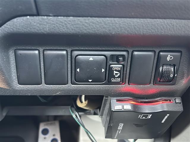 エクストレイル Ｓｔｔ　ホワイトレタータイヤ　純正ナビ　バックカメラ　ルーフキャリア　デジタルインナーミラー　ＥＴＣ２．０　純正フロアマット　社外ドラレコ　フェンダーミラー　ドアバイザー　電動格納ミラー　ハーフレザーシート（25枚目）