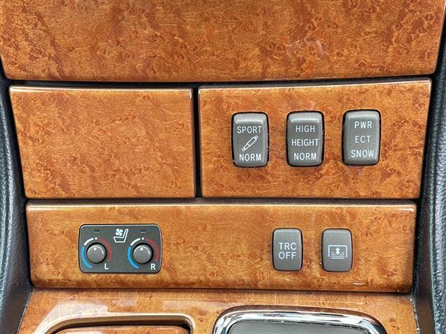 セルシオ Ｃ仕様　サンルーフ／純正フロアマット／ハーフレザーシート／前席シートヒーター／前席エアーシート／前席パワーシート／純正１６インチアルミホイール／シートメモリ／純正ドアバイザー／ラジオ／クルーズコントロール（6枚目）