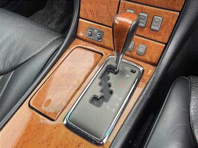 セルシオ Ｃ仕様　サンルーフ／純正フロアマット／ハーフレザーシート／前席シートヒーター／前席エアーシート／前席パワーシート／純正１６インチアルミホイール／シートメモリ／純正ドアバイザー／ラジオ／クルーズコントロール（7枚目）