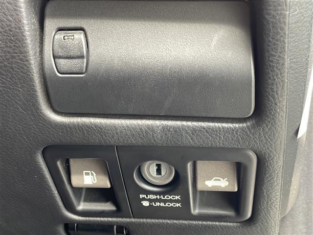 セルシオ Ｃ仕様　サンルーフ／純正フロアマット／ハーフレザーシート／前席シートヒーター／前席エアーシート／前席パワーシート／純正１６インチアルミホイール／シートメモリ／純正ドアバイザー／ラジオ／クルーズコントロール（8枚目）