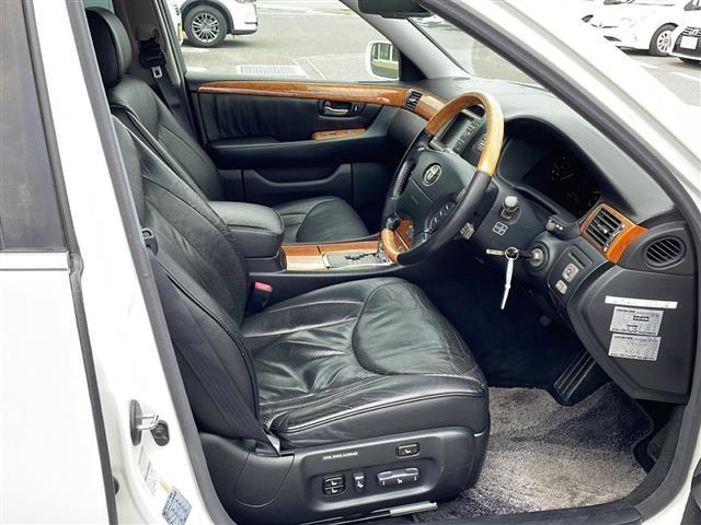 セルシオ Ｃ仕様　サンルーフ／純正フロアマット／ハーフレザーシート／前席シートヒーター／前席エアーシート／前席パワーシート／純正１６インチアルミホイール／シートメモリ／純正ドアバイザー／ラジオ／クルーズコントロール（11枚目）