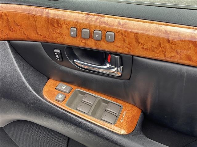 セルシオ Ｃ仕様　サンルーフ／純正フロアマット／ハーフレザーシート／前席シートヒーター／前席エアーシート／前席パワーシート／純正１６インチアルミホイール／シートメモリ／純正ドアバイザー／ラジオ／クルーズコントロール（38枚目）