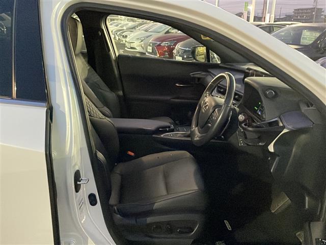 ＵＸ ＵＸ２５０ｈ　アーバンエレガンス　本革シート　ドライブレコーダーＤＣ－ＤＲ６５２　　純正ＳＤナビゲーション　ＣＤ　ＤＶＤ　フルセグ　Ｂｌｕｅｔｏｏｔｈ　プリクラッシュセーフティ　レーダークルーズコントロール　パノラミックビューモニター（8枚目）