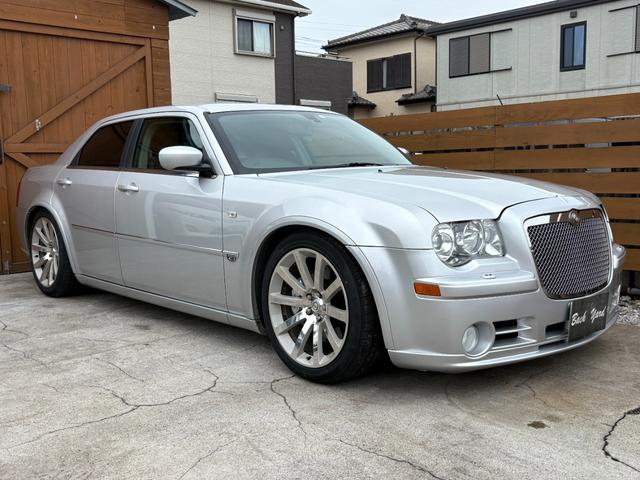 クライスラー・３００Ｃ ＳＲＴ８　ディーラー車　６１００ｃｃＳＲＴ８　　サンルーフ　専用シート　ローダウン　専用２０インチアルミ　ＨＤＤナビ　バックカメラ　ＥＴＣ（2枚目）