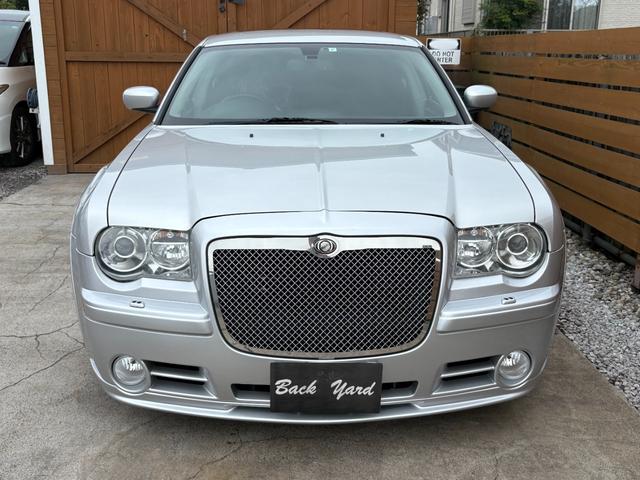 クライスラー・３００Ｃ ＳＲＴ８　ディーラー車　６１００ｃｃＳＲＴ８　　サンルーフ　専用シート　ローダウン　専用２０インチアルミ　ＨＤＤナビ　バックカメラ　ＥＴＣ（3枚目）