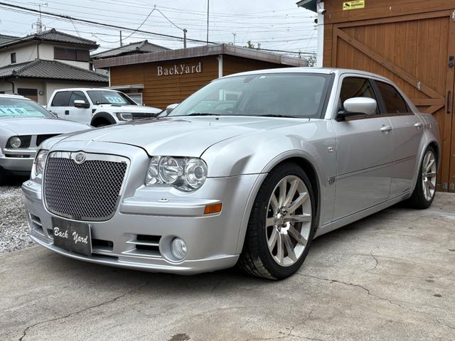 クライスラー・３００Ｃ ＳＲＴ８　ディーラー車　６１００ｃｃＳＲＴ８　　サンルーフ　専用シート　ローダウン　専用２０インチアルミ　ＨＤＤナビ　バックカメラ　ＥＴＣ（4枚目）