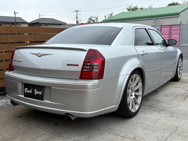 クライスラー・３００Ｃ ＳＲＴ８　ディーラー車　６１００ｃｃＳＲＴ８　　サンルーフ　専用シート　ローダウン　専用２０インチアルミ　ＨＤＤナビ　バックカメラ　ＥＴＣ（5枚目）