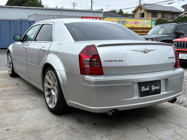 クライスラー・３００Ｃ ＳＲＴ８　ディーラー車　６１００ｃｃＳＲＴ８　　サンルーフ　専用シート　ローダウン　専用２０インチアルミ　ＨＤＤナビ　バックカメラ　ＥＴＣ（7枚目）
