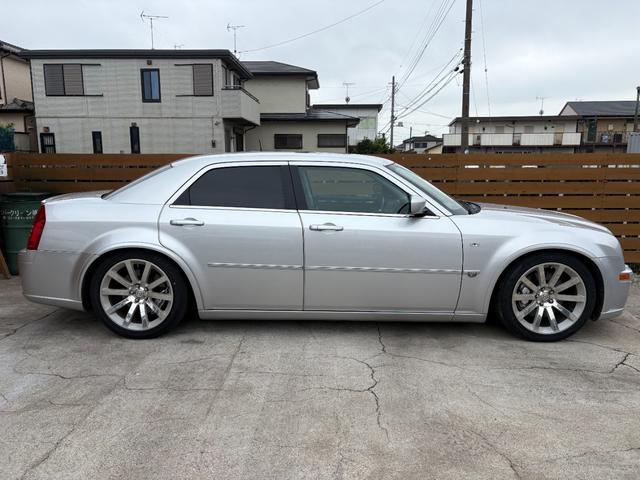 クライスラー・３００Ｃ ＳＲＴ８　ディーラー車　６１００ｃｃＳＲＴ８　　サンルーフ　専用シート　ローダウン　専用２０インチアルミ　ＨＤＤナビ　バックカメラ　ＥＴＣ（8枚目）