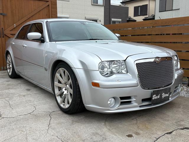 クライスラー・３００Ｃ ＳＲＴ８　ディーラー車　６１００ｃｃＳＲＴ８　　サンルーフ　専用シート　ローダウン　専用２０インチアルミ　ＨＤＤナビ　バックカメラ　ＥＴＣ（9枚目）