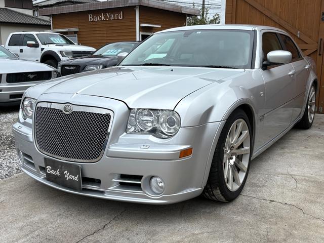 クライスラー・３００Ｃ ＳＲＴ８　ディーラー車　６１００ｃｃＳＲＴ８　　サンルーフ　専用シート　ローダウン　専用２０インチアルミ　ＨＤＤナビ　バックカメラ　ＥＴＣ（10枚目）