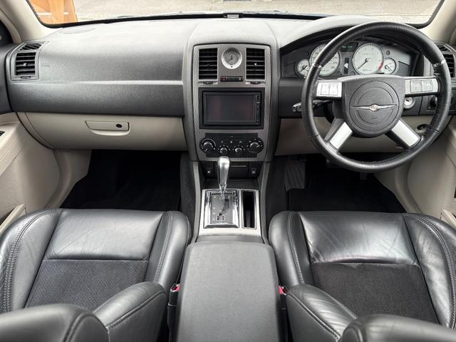 クライスラー・３００Ｃ ＳＲＴ８　ディーラー車　６１００ｃｃＳＲＴ８　　サンルーフ　専用シート　ローダウン　専用２０インチアルミ　ＨＤＤナビ　バックカメラ　ＥＴＣ（12枚目）