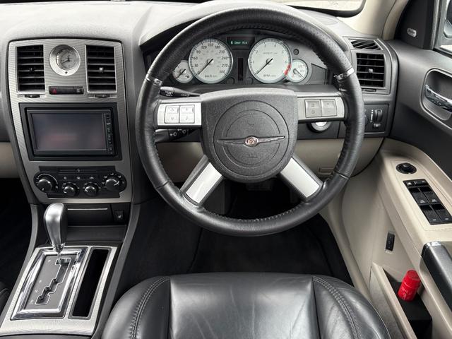 クライスラー・３００Ｃ ＳＲＴ８　ディーラー車　６１００ｃｃＳＲＴ８　　サンルーフ　専用シート　ローダウン　専用２０インチアルミ　ＨＤＤナビ　バックカメラ　ＥＴＣ（13枚目）