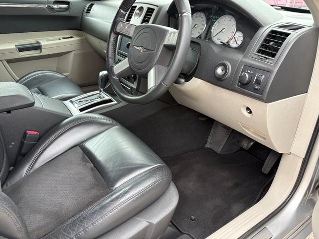 クライスラー・３００Ｃ ＳＲＴ８　ディーラー車　６１００ｃｃＳＲＴ８　　サンルーフ　専用シート　ローダウン　専用２０インチアルミ　ＨＤＤナビ　バックカメラ　ＥＴＣ（14枚目）