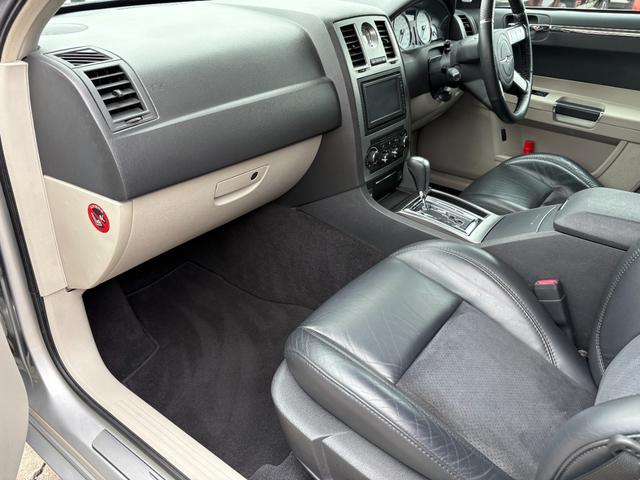 クライスラー・３００Ｃ ＳＲＴ８　ディーラー車　６１００ｃｃＳＲＴ８　　サンルーフ　専用シート　ローダウン　専用２０インチアルミ　ＨＤＤナビ　バックカメラ　ＥＴＣ（15枚目）