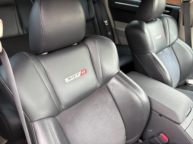 クライスラー・３００Ｃ ＳＲＴ８　ディーラー車　６１００ｃｃＳＲＴ８　　サンルーフ　専用シート　ローダウン　専用２０インチアルミ　ＨＤＤナビ　バックカメラ　ＥＴＣ（18枚目）