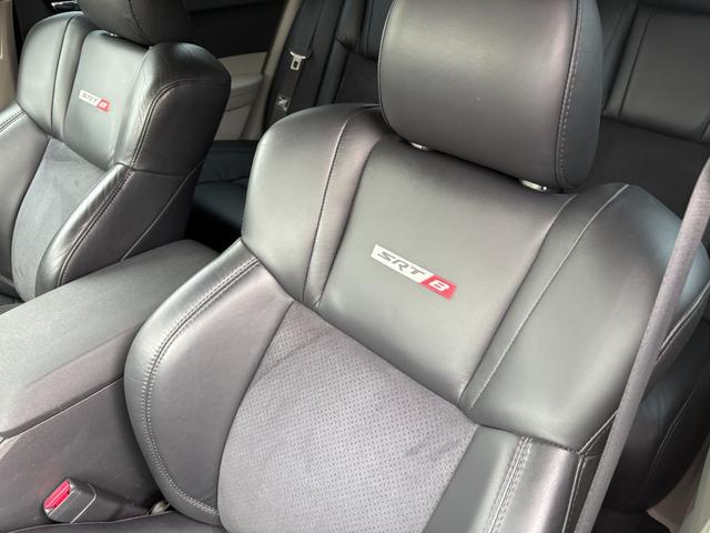 クライスラー・３００Ｃ ＳＲＴ８　ディーラー車　６１００ｃｃＳＲＴ８　　サンルーフ　専用シート　ローダウン　専用２０インチアルミ　ＨＤＤナビ　バックカメラ　ＥＴＣ（19枚目）
