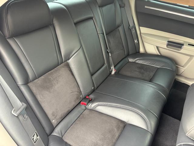 クライスラー・３００Ｃ ＳＲＴ８　ディーラー車　６１００ｃｃＳＲＴ８　　サンルーフ　専用シート　ローダウン　専用２０インチアルミ　ＨＤＤナビ　バックカメラ　ＥＴＣ（20枚目）