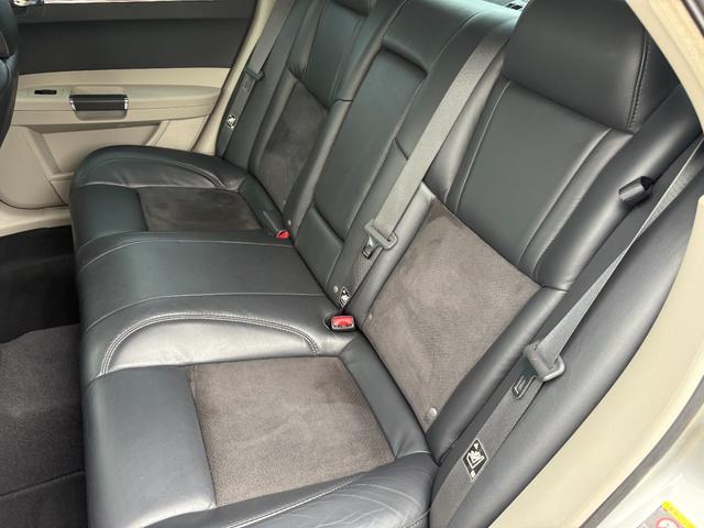 クライスラー・３００Ｃ ＳＲＴ８　ディーラー車　６１００ｃｃＳＲＴ８　　サンルーフ　専用シート　ローダウン　専用２０インチアルミ　ＨＤＤナビ　バックカメラ　ＥＴＣ（21枚目）