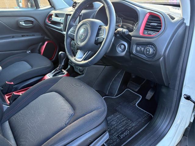 ジープ・レネゲード トレイルホーク ワンオーナー 中期改良型 4WD 純正ナビ AppleCarplay AndroidAuto ブルートゥース Bカメラ ブラインドスポット レーンアシスト USB ETC スマートキー 前後ドラレコ(13枚目)