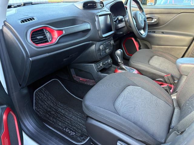 ジープ・レネゲード トレイルホーク ワンオーナー 中期改良型 4WD 純正ナビ AppleCarplay AndroidAuto ブルートゥース Bカメラ ブラインドスポット レーンアシスト USB ETC スマートキー 前後ドラレコ(15枚目)