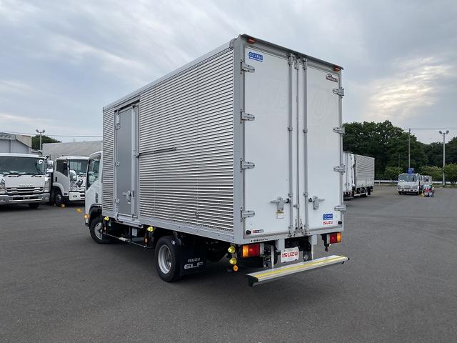 エルフトラック 　バン・５ＭＴ・積載２．０００ｋｇ・日本フルハーフ製・ラッシング２段・助手席側サイドスライドドア・バックカメラ・電格ミラー・キーレス・距離２１９．０００ｋｍ（6枚目）