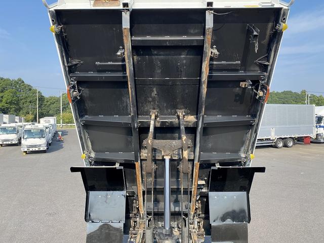 フォワード 　ダンプ・６ＭＴ・積載７．５００ｋｇ・新明和１方開・電動コボレーン・バックカメラ・電格ミラー・キーレス・ベッド有・距離２１５．０００ｋｍ（24枚目）
