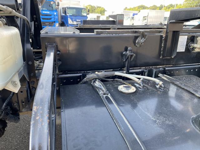 フォワード 　ダンプ・６ＭＴ・積載７．５００ｋｇ・新明和１方開・電動コボレーン・バックカメラ・電格ミラー・キーレス・ベッド有・距離２１５．０００ｋｍ（31枚目）
