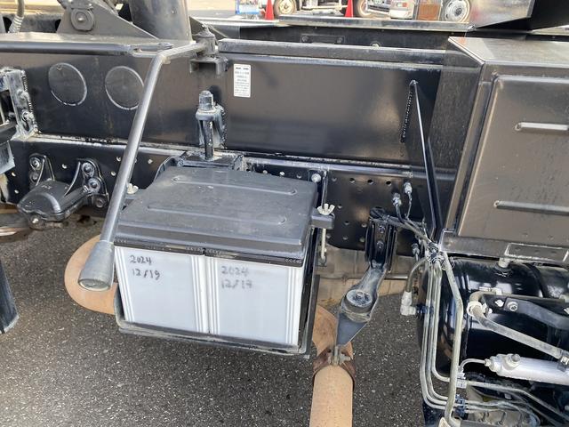 フォワード 　ダンプ・６ＭＴ・積載７．５００ｋｇ・新明和１方開・電動コボレーン・バックカメラ・電格ミラー・キーレス・ベッド有・距離２１５．０００ｋｍ（40枚目）