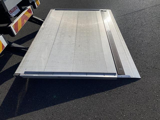 フォワード 　ウイング・６ＭＴ・積載２．５５０ｋｇ・ワイド・日本フルハーフ製・ラッツシング２段・日本フルハーフ製パワーゲート昇降１．０００ｋｇ・バックカメラ・電格ミラー・キーレス・ベッド有・距離３００．０００ｋｍ（14枚目）