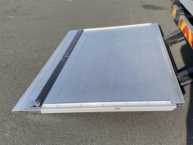 フォワード 　ウイング・６ＭＴ・積載２．５５０ｋｇ・ワイド・日本フルハーフ製・ラッツシング２段・日本フルハーフ製パワーゲート昇降１．０００ｋｇ・バックカメラ・電格ミラー・キーレス・ベッド有・距離３００．０００ｋｍ（15枚目）