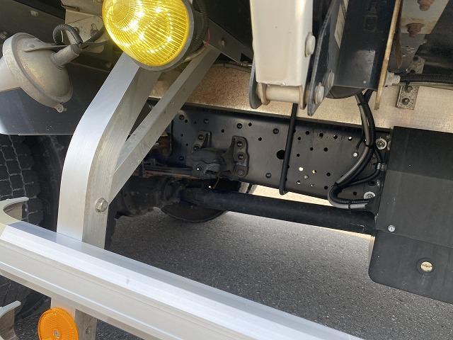 フォワード 　ウイング・６ＭＴ・積載２．５５０ｋｇ・ワイド・日本フルハーフ製・ラッツシング２段・日本フルハーフ製パワーゲート昇降１．０００ｋｇ・バックカメラ・電格ミラー・キーレス・ベッド有・距離３００．０００ｋｍ（63枚目）
