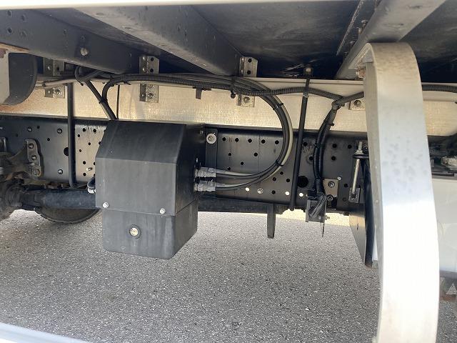 フォワード 　ウイング・６ＭＴ・積載２．５５０ｋｇ・ワイド・日本フルハーフ製・ラッツシング２段・日本フルハーフ製パワーゲート昇降１．０００ｋｇ・バックカメラ・電格ミラー・キーレス・ベッド有・距離３００．０００ｋｍ（64枚目）