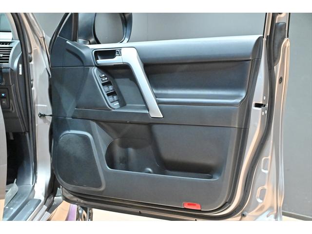 ランドクルーザープラド TX Lパッケージ マットブラックエディション 後期/ワンオーナー/リフトアップ/ジオランダーX-ATタイヤ/ブラックルーフレール/サンルーフ/黒革シート/ベンチレーション/社外ナビ/フルセグ/Bluetoothオーディオ/バックカメラ/Dミラー(25枚目)