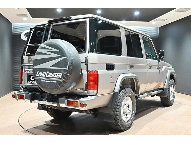 ランドクルーザー７０ バン　再販モデル／ＢＦグッドリッジＡＴタイヤ／ＪＡＯＳリアラダー／サイドステップ／ガナドールマフラー／オールドマンエミューステアリングダンパー／ＲＥＣＡＲＯセミバケットシート／ＲＥＡＬウッドステアリング（2枚目）