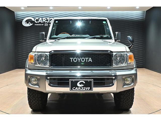 ランドクルーザー７０ バン　再販モデル／ＢＦグッドリッジＡＴタイヤ／ＪＡＯＳリアラダー／サイドステップ／ガナドールマフラー／オールドマンエミューステアリングダンパー／ＲＥＣＡＲＯセミバケットシート／ＲＥＡＬウッドステアリング（3枚目）