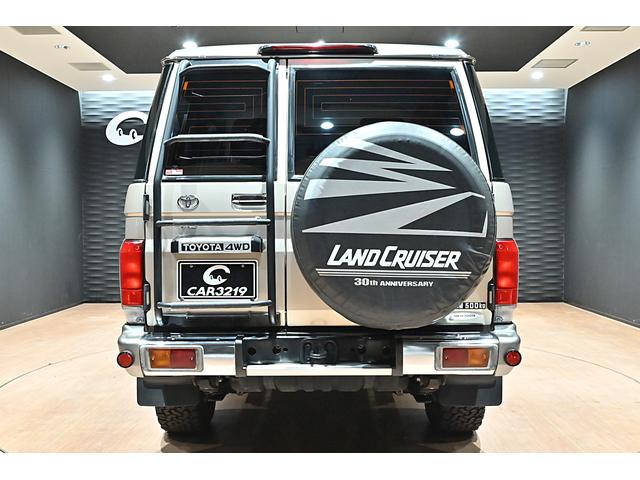 ランドクルーザー７０ バン　再販モデル／ＢＦグッドリッジＡＴタイヤ／ＪＡＯＳリアラダー／サイドステップ／ガナドールマフラー／オールドマンエミューステアリングダンパー／ＲＥＣＡＲＯセミバケットシート／ＲＥＡＬウッドステアリング（4枚目）