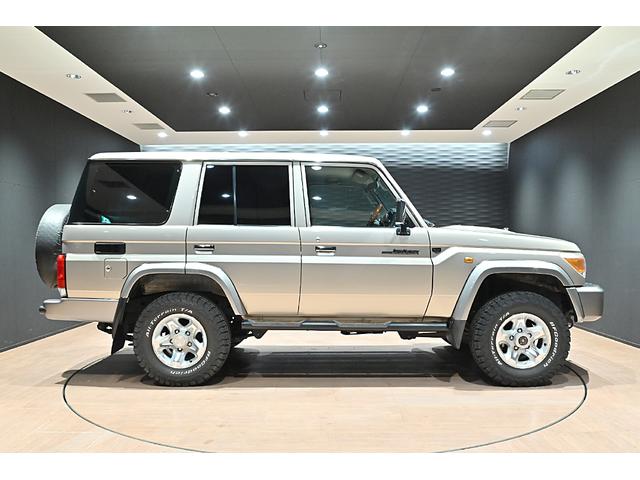 ランドクルーザー７０ バン　再販モデル／ＢＦグッドリッジＡＴタイヤ／ＪＡＯＳリアラダー／サイドステップ／ガナドールマフラー／オールドマンエミューステアリングダンパー／ＲＥＣＡＲＯセミバケットシート／ＲＥＡＬウッドステアリング（6枚目）