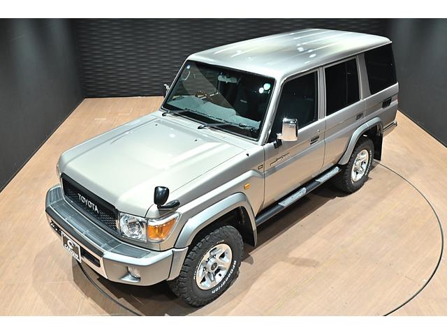 ランドクルーザー７０ バン　再販モデル／ＢＦグッドリッジＡＴタイヤ／ＪＡＯＳリアラダー／サイドステップ／ガナドールマフラー／オールドマンエミューステアリングダンパー／ＲＥＣＡＲＯセミバケットシート／ＲＥＡＬウッドステアリング（7枚目）