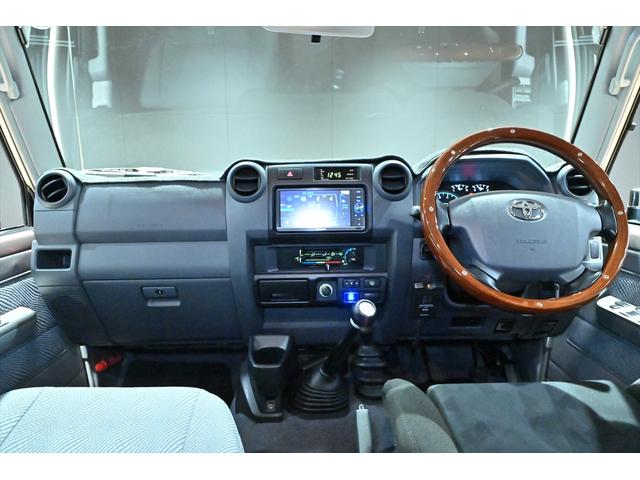 ランドクルーザー７０ バン　再販モデル／ＢＦグッドリッジＡＴタイヤ／ＪＡＯＳリアラダー／サイドステップ／ガナドールマフラー／オールドマンエミューステアリングダンパー／ＲＥＣＡＲＯセミバケットシート／ＲＥＡＬウッドステアリング（9枚目）