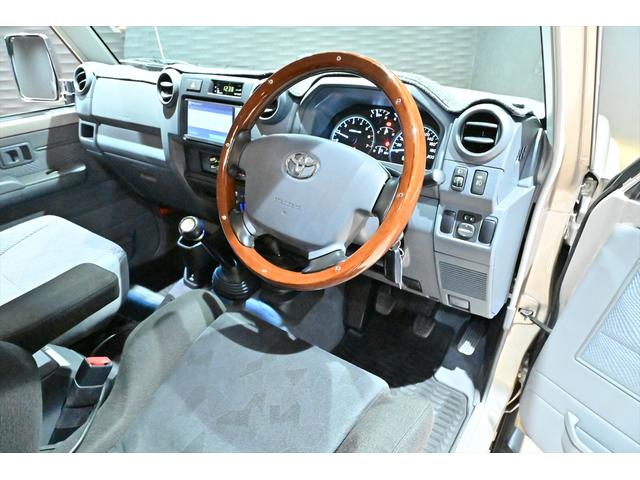 ランドクルーザー７０ バン　再販モデル／ＢＦグッドリッジＡＴタイヤ／ＪＡＯＳリアラダー／サイドステップ／ガナドールマフラー／オールドマンエミューステアリングダンパー／ＲＥＣＡＲＯセミバケットシート／ＲＥＡＬウッドステアリング（10枚目）