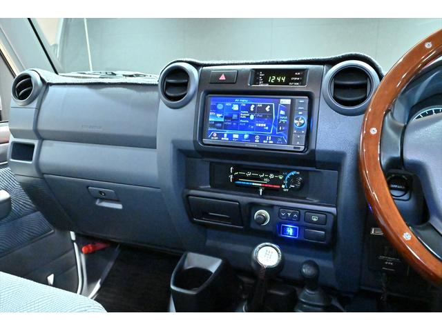 ランドクルーザー７０ バン　再販モデル／ＢＦグッドリッジＡＴタイヤ／ＪＡＯＳリアラダー／サイドステップ／ガナドールマフラー／オールドマンエミューステアリングダンパー／ＲＥＣＡＲＯセミバケットシート／ＲＥＡＬウッドステアリング（11枚目）