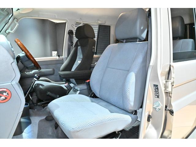 ランドクルーザー７０ バン　再販モデル／ＢＦグッドリッジＡＴタイヤ／ＪＡＯＳリアラダー／サイドステップ／ガナドールマフラー／オールドマンエミューステアリングダンパー／ＲＥＣＡＲＯセミバケットシート／ＲＥＡＬウッドステアリング（15枚目）